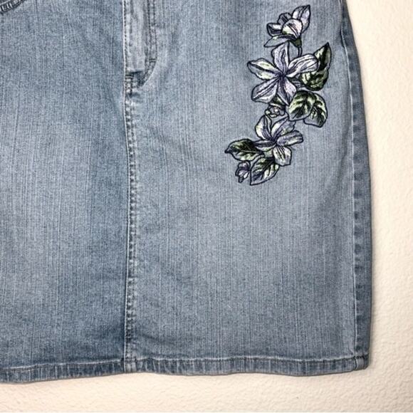 Loft Jean Denim mini skirt Women's Size 4 Blue Medium Wash Flower Embroidery y2k - Picture 8 of 13